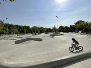 BMX fahrende Kinder auf Skateanlage Parkallee Leipzig Grünau