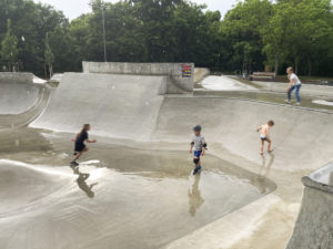 Spielende Kinder auf der Skateanlage Parkallee Leipzig Grünau