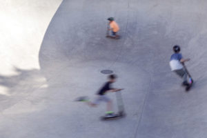 Roller fahrende Kinder auf der Skateanlage Parkallee Leipzig Grünau