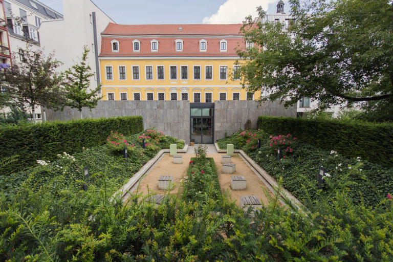 Bosegarten mit Blick auf das Museum