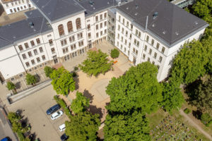 Schrägluftbild Schulhof mit Schulgebäude Goethegymnasium