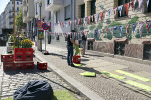 GFSL Parking Day 2024 Mensch in Not trinkt Sternburg Rot