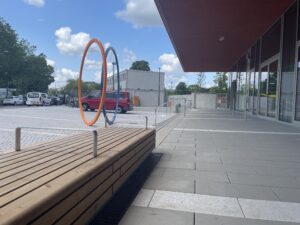 Kunst am Bau, Sitzmöglichkeiten, Eingangsbereich