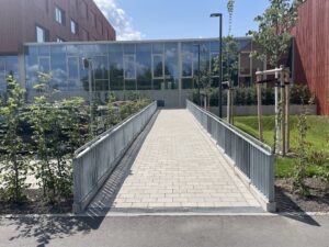 Barrierefreierzugang, Rampe, Entwässerungsmulde, Baumpflanzungen